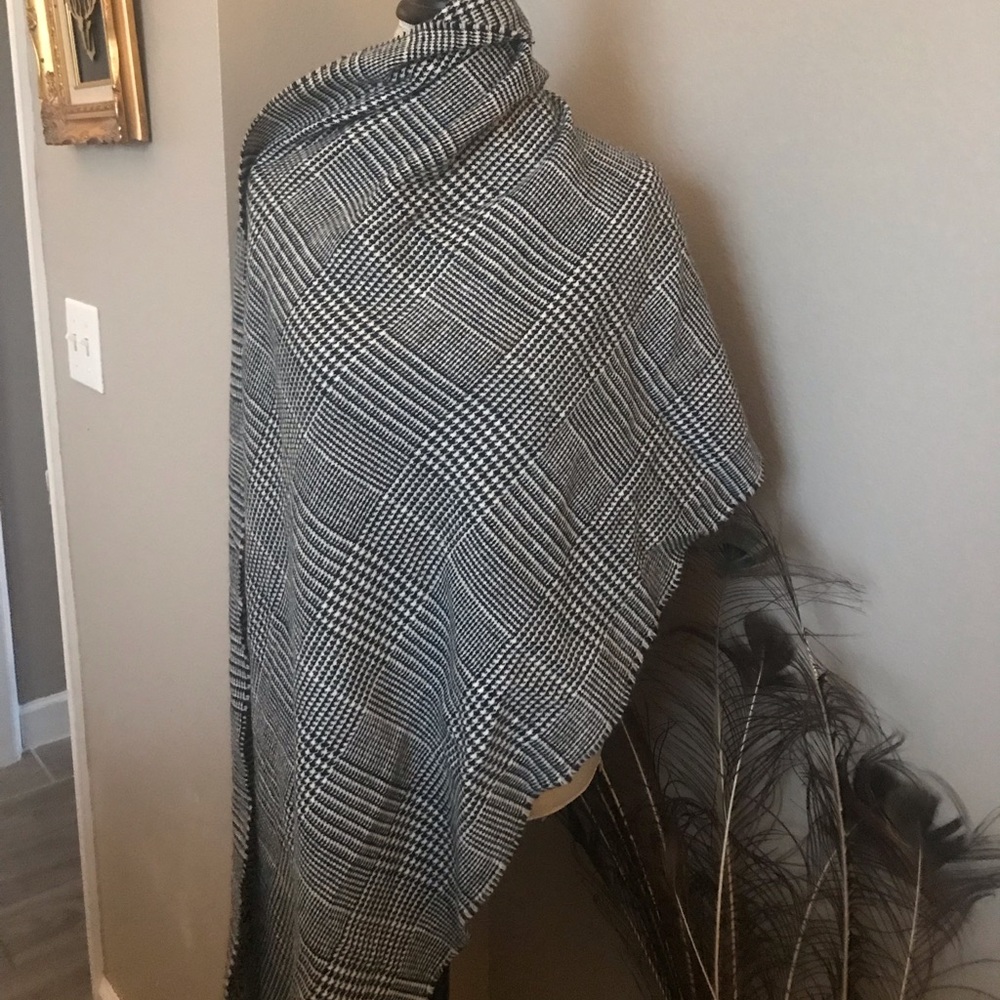 Black and white scarf